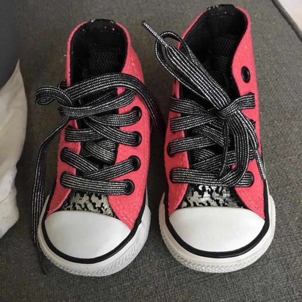 Size 3 pink converse